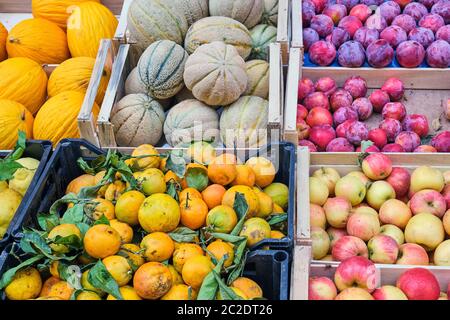 Frutta fresca per la vendita in un mercato di napoli, Italia Foto Stock