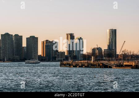 Tramonto a moderni grattacieli di appartamenti a Jersey City da Hudson vista fiume dal molo 26 New York City Foto Stock