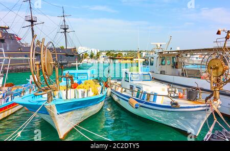 Porto pittoresco con barche da pesca e navi ad Ayia Napa, Cipro Foto Stock