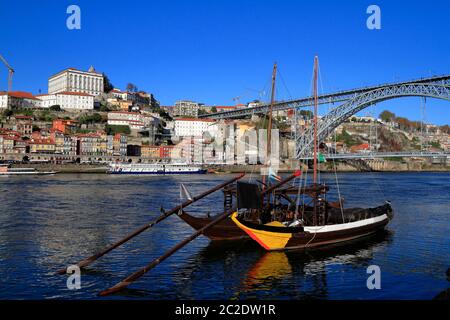 Le tradizionali barche a rabelo, lo skyline della città di Porto, il fiume Douro e il ponte in ferro di Dom Luis o Luiz. Porto, PÜortugal, Europa. Foto Stock