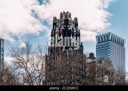 Vista ravvicinata del Bryant Park Hotel e dei moderni grattacieli nel centro di Manhattan, New York City Foto Stock