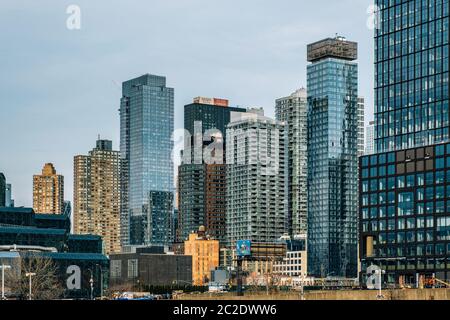 Vista generale degli edifici di Hell's Kitchen nel centro di New York City Foto Stock