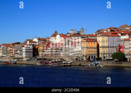 Vista panoramica della città vecchia di Porto sul fiume Douro da Vila Nova de Gaia, Portogallo Foto Stock