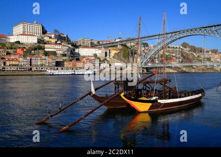 Le tradizionali barche a rabelo, lo skyline della città di Porto, il fiume Douro e il ponte in ferro di Dom Luis o Luiz. Porto, PÜortugal, Europa. Foto Stock