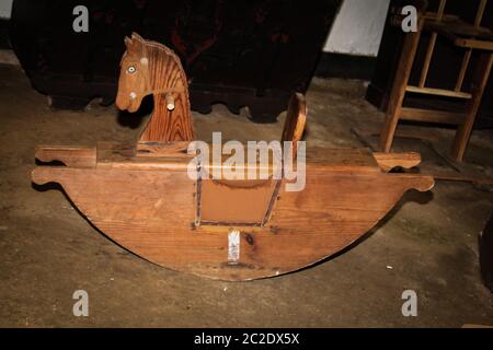 un vecchio cavallo dondolante in legno antico Foto Stock