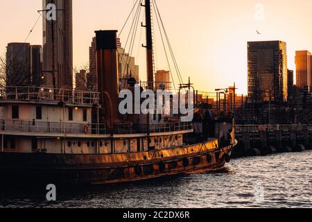 Parcheggio per le navi a vela al molo 26 vicino al fiume Hudson con vista al tramonto da Tribeca New York City Foto Stock