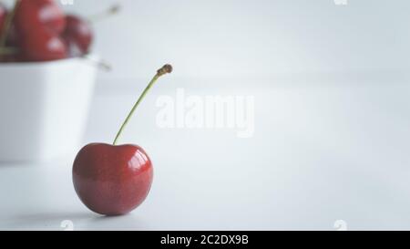 Primo piano con vista sulla frutta fresca dolce ciliegia matura e gocce d'acqua. Antiossidanti freschi dieta frutta estiva Foto Stock