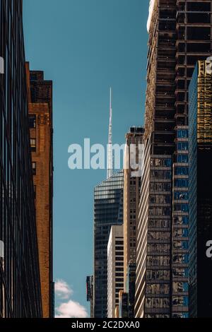 Vista ravvicinata di un Bryant Park e dei moderni grattacieli esterni nel centro di Manhattan, New York City Foto Stock