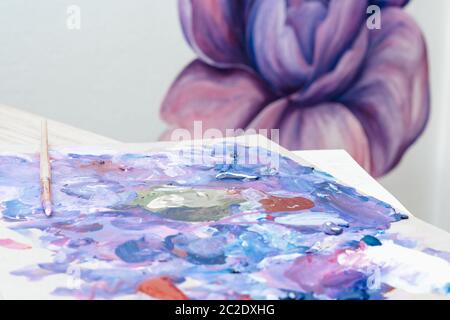 Strumenti dell'artista. Palette, vernici, pennelli durante l'uso. Creatività e pittura. Foto Stock