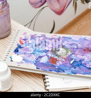 Strumenti dell'artista. Palette, vernici, pennelli durante l'uso. Creatività e pittura. Foto Stock