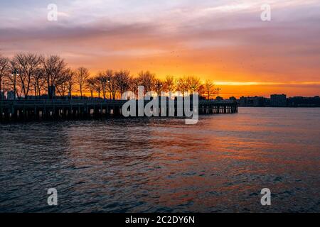 Vista al tramonto dello skyline di Jersey dal molo 64 a Chelsea New York City Foto Stock