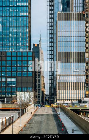 Vista sulla strada dei cantieri Hudson con l'Empire state Building sullo sfondo nel centro di New York Foto Stock