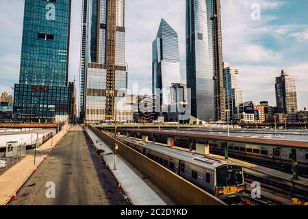 Vista generale dello skyline di Hudson Yards dall'High Line Park nel centro di New York City Foto Stock