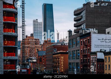 Vista generale di vecchi edifici e cantieri Hudson da High Line Park a Chelsea New York City Foto Stock