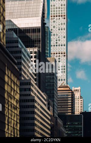 Vista ravvicinata dei 432 Park Avenue Condominiums e dei moderni grattacieli nel centro di Manhattan, New York City Foto Stock