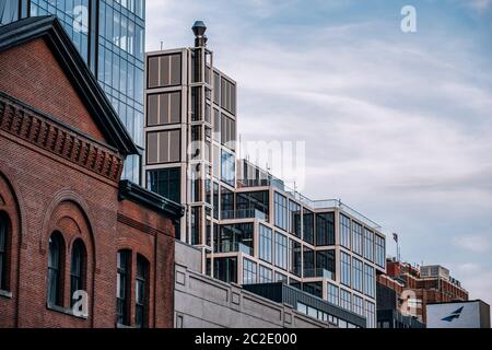 Vista ravvicinata dell'esterno dell'edificio di edifici moderni e vecchi a Chelsea New York City Foto Stock