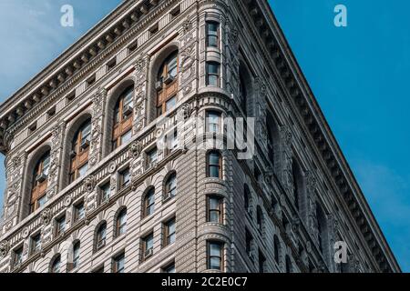 Vista ravvicinata dell'ornamento all'esterno dell'edificio del Flatiron Building a New York City Foto Stock