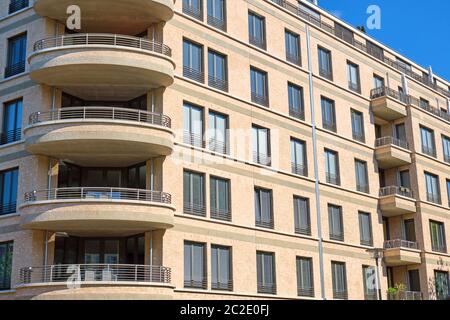 Dettaglio di un beige apartment house visto a Berlino, Germania Foto Stock