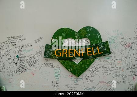 NORTH KENSINGTON/LONDRA - LUGLIO 18 2019: Il muro commemorativo della Torre di Grenfell è stato raffigurato poco più di due anni dopo il devastante incendio che ha ucciso 72 persone Foto Stock