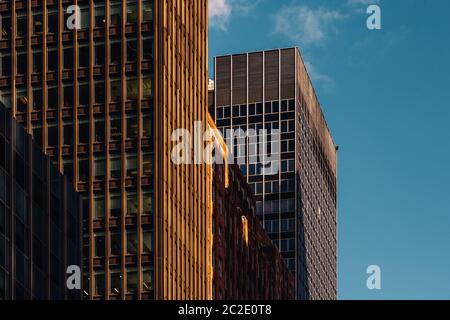Vista ravvicinata dei vecchi e moderni grattacieli nel centro di Manhattan, New York City Foto Stock
