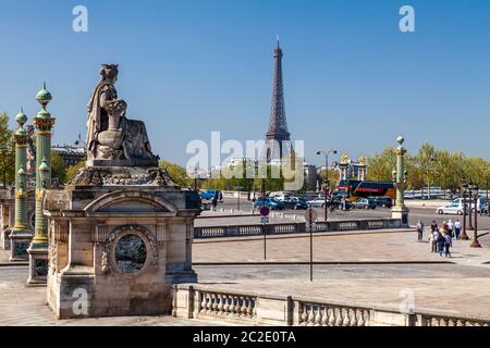 Una statua raffigurante Lione e Marsiglia di Pierre Petitot in Place de la Concorde con la Torre Eiffel sullo sfondo, Parigi Foto Stock