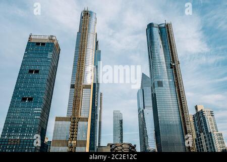 Vista generale dello skyline di Hudson Yards dall'High Line Park nel centro di New York City Foto Stock