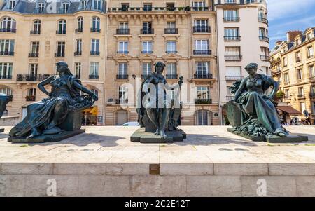 Sculture allegoriche in bronzo raffiguranti regioni del mondo all'ingresso del Musée d'Orsay a Parigi, Francia Foto Stock