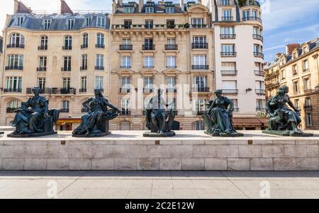 Sculture allegoriche in bronzo raffiguranti regioni del mondo all'ingresso del Musée d'Orsay a Parigi, Francia Foto Stock