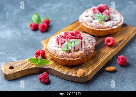 Deliziose mini crostate di lamponi (tartine). Foto Stock