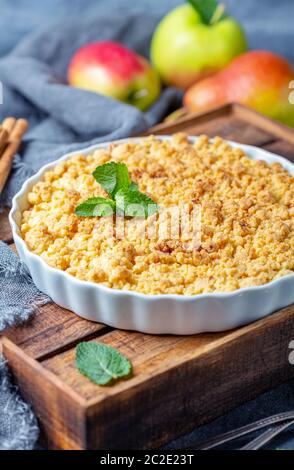 Apple Crumble in ceramica bianca forma di cottura. Foto Stock