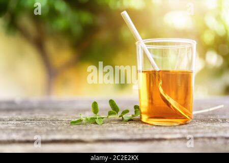 tè verbena su vecchie tavole di legno Foto Stock