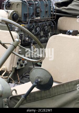 primo piano della ruota motrice e delle apparecchiature radio in un veicolo militare americano vintage della seconda guerra mondiale Foto Stock