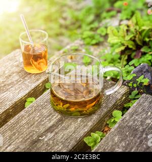 tè verbena su vecchie tavole di legno Foto Stock