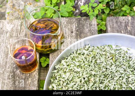 tè verbena su vecchie tavole di legno Foto Stock