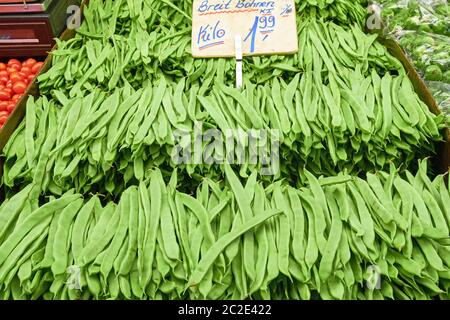 Fagioli verdi per la vendita su un mercato Foto Stock