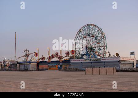 Alba sulla spiaggia di Coney Island New York City Foto Stock