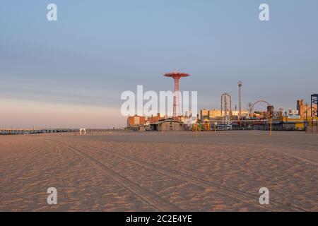 Alba sulla spiaggia di Coney Island New York City Foto Stock