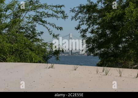 Vista sul ponte Verrazzano-Narrows dal Kaiser Park sull'isola di Coney Foto Stock