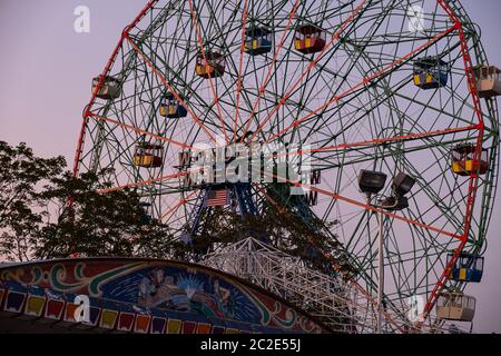 Alba a Wonder Wheel in Luna Park a Coney Island New York City Foto Stock