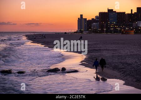 Tramonto sulla spiaggia di Luna Park a Coney Island New York City Foto Stock