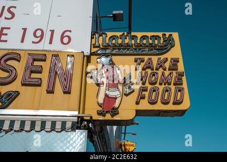 Il ristorante originale di Nathan's presso Stillwell Avenue a Coney Island Foto Stock