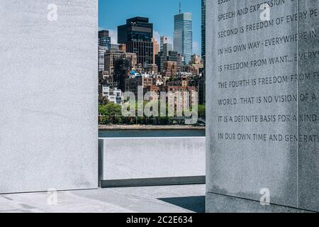 Vista degli edifici del centro di Manhattan dal Franklin D. Roosevelt Four Freedoms Park sull'Isola di Roosevelt Foto Stock