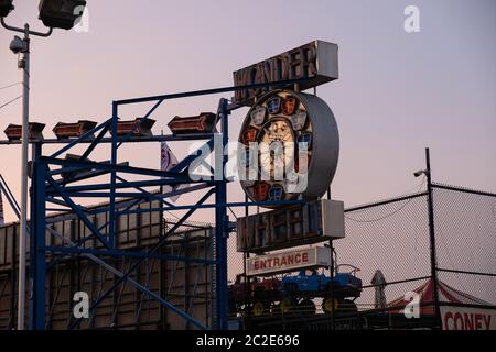 Alba a Wonder Wheel luce di nylon vintage a Luna Park su Coney Island New York City Foto Stock
