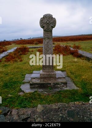 Vedi WNW di una replica croce celtica sul sito dell'altare all'interno del profilo di Capel Gwladys su Gelligaer Common, Merthyr Tydfil, Galles, Regno Unito. Foto Stock