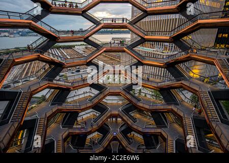 La scala a chiocciola di un edificio di architettura moderna è il fulcro dei cantieri Hudson di New York Foto Stock