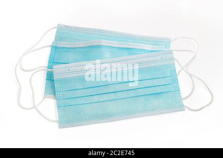 Maschere filtranti monouso isolate su sfondo bianco Foto Stock