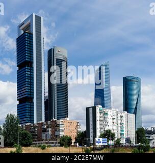 Madrid, Spagna - 14 giugno 2020: Vista panoramica della zona commerciale di Cuatro Torres Foto Stock