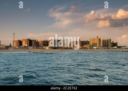 Tramonto sulla spiaggia di Luna Park a Coney Island New York City Foto Stock