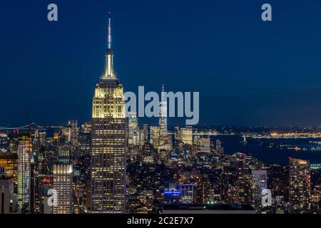 Vista sulla città di Dusck dei grattacieli e degli edifici del centro città dal Rockefeller Center sul tetto Foto Stock