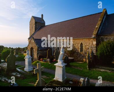 Ammira il nord-ovest al tramonto della chiesa di St Mary the Virgin, Rhossili, Gower, Galles, Regno Unito. Probabilmente costruito durante il C14 dai coloni anglo-normanni a Gower. Foto Stock